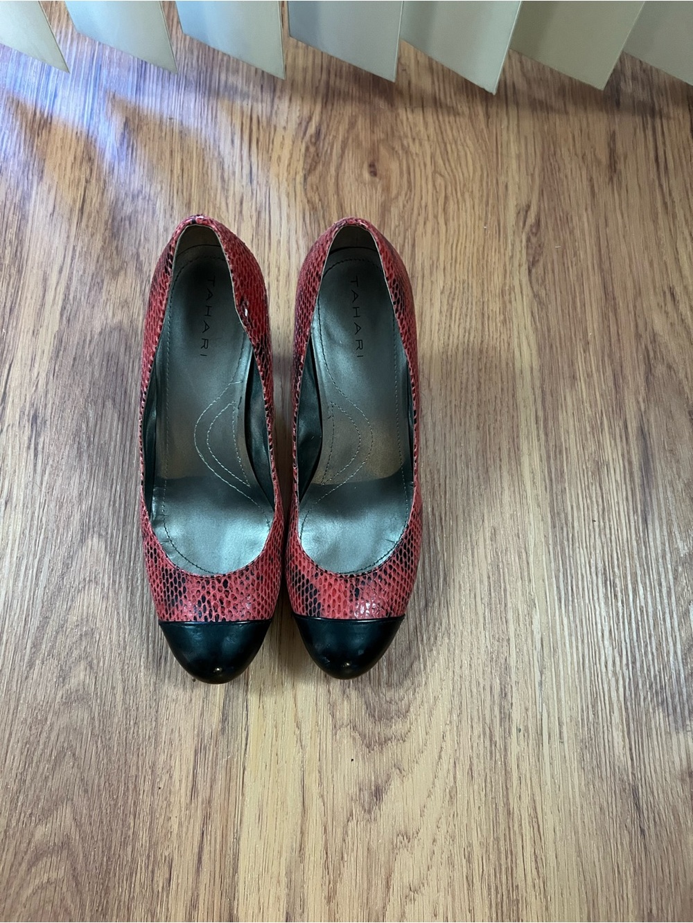 Tahari Red Snake-Print Pumps with Black Cap Toe Size 8 M